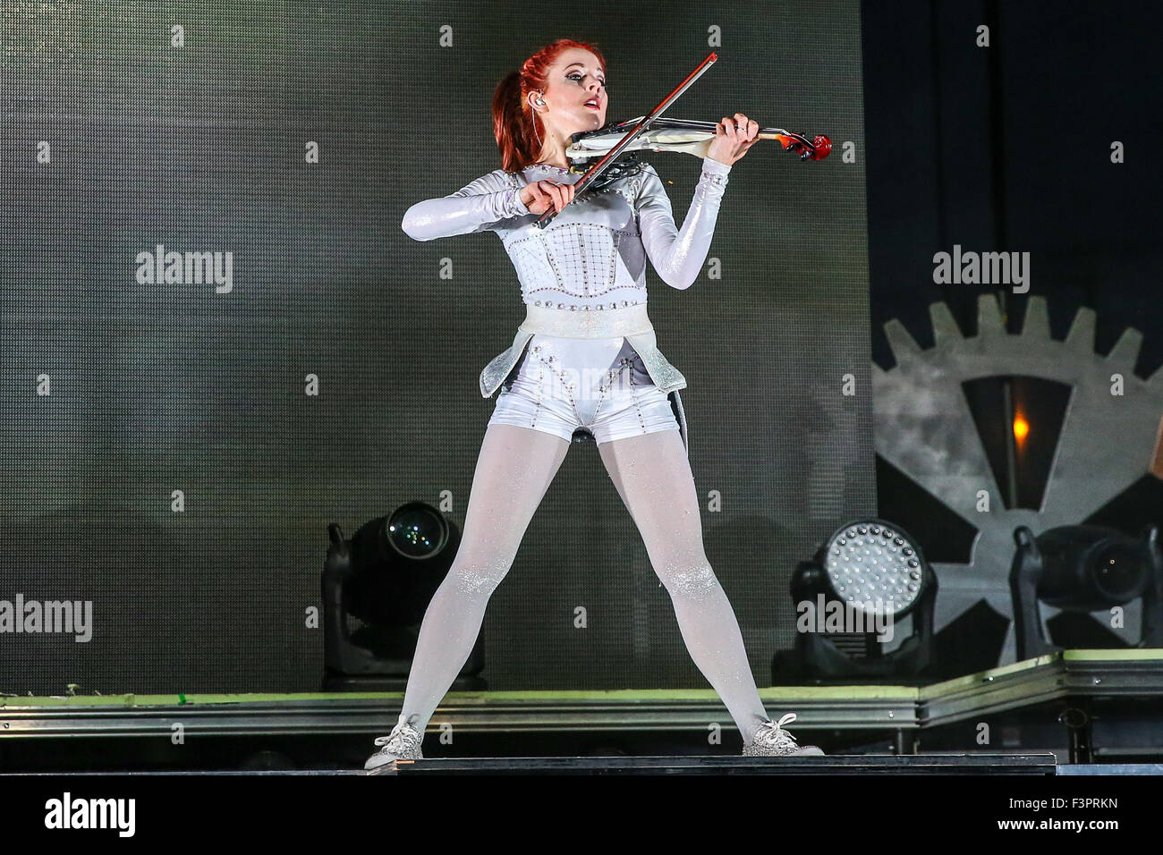 Musik Künstler LINDSEY STIRLING führt im roten Hut Amphitheater in North Carolina.  Lindsey Stirling (geboren 21. September 1986) ist ein US-amerikanischer Violinist, Tänzerin, Performance-Künstler und Komponist. Sie präsentiert choreographierten Violine Aufführungen, beide Leben und in Musik-Videos zu finden, auf ihrem YouTube-Kanal, Lindsey Stirling, die sie im Jahr 2007 eingeführt. Stockfoto