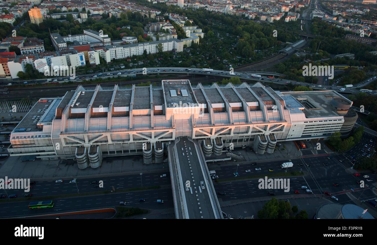 Berlin, Deutschland. 1. Oktober 2015. Das Internationale Congress Center (ICC) betrachtet vom Funkturm, bei Sonnenuntergang in Berlin, Deutschland, 1. Oktober 2015. Foto: PAUL ZINKEN/DPA/Alamy Live-Nachrichten Stockfoto