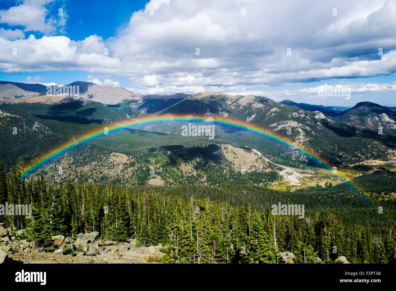 Voll; lebendige; Regenbogen; Regenbogen-Kurve; Rocky Mountain Nationalpark; Colorado; USA Stockfoto