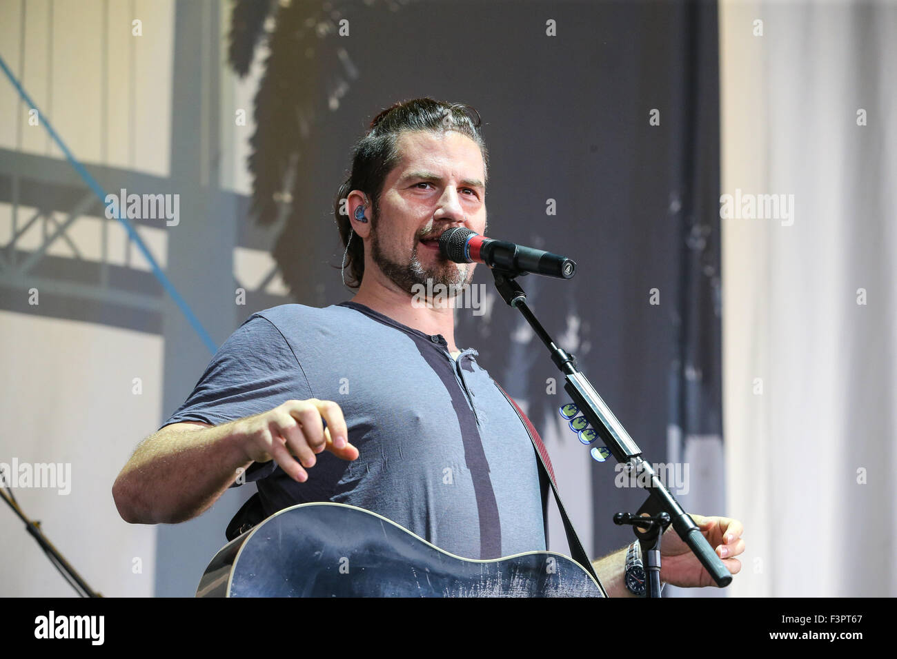 Matt Nathanson führt in North Carolina. Matt Nathanson (geboren 28. März 1973) ist ein US-amerikanischer Singer-Songwriter, dessen Werk eine Mischung aus Volks-und Rockmusik ist. Neben Gesang, er spielt (manchmal eine 12-saitige) akustische und elektrische Gitarre, und beide solo und mit einer kompletten Band gespielt hat. Stockfoto