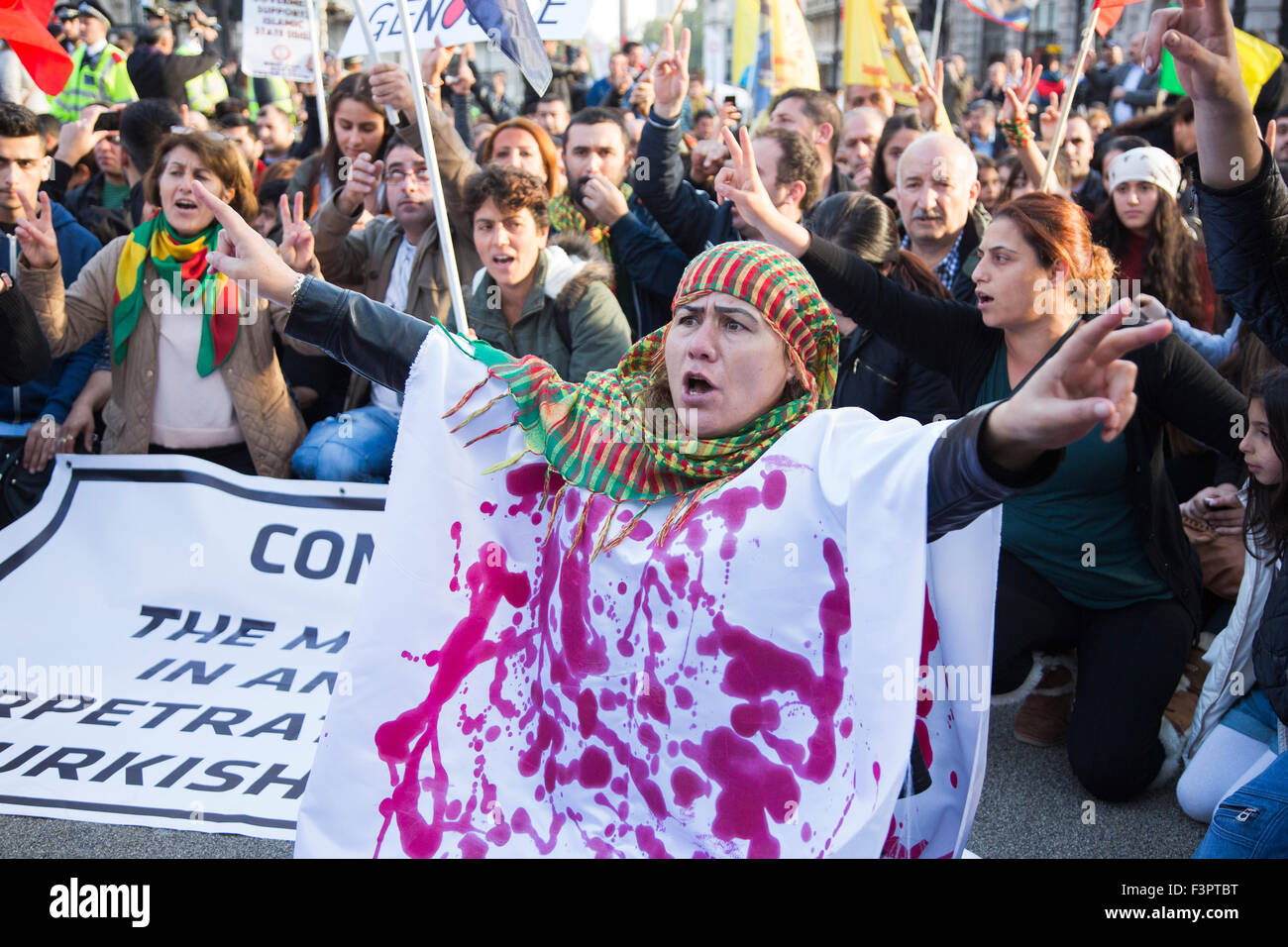 London, UK. 10.11.2015. Demonstranten inszenieren ein Sit-in am Piccadilly Circus. Mehrere Tausend Kurden und Türken marschierten von der Downing Street mit der BBC-zentrale im Langham Place, Protest gegen die Bomben in Ankara, die viele Menschen, die Teilnahme an einer Friedensdemonstration getötet. Bildnachweis: Nick Savage/Alamy Live-Nachrichten Stockfoto