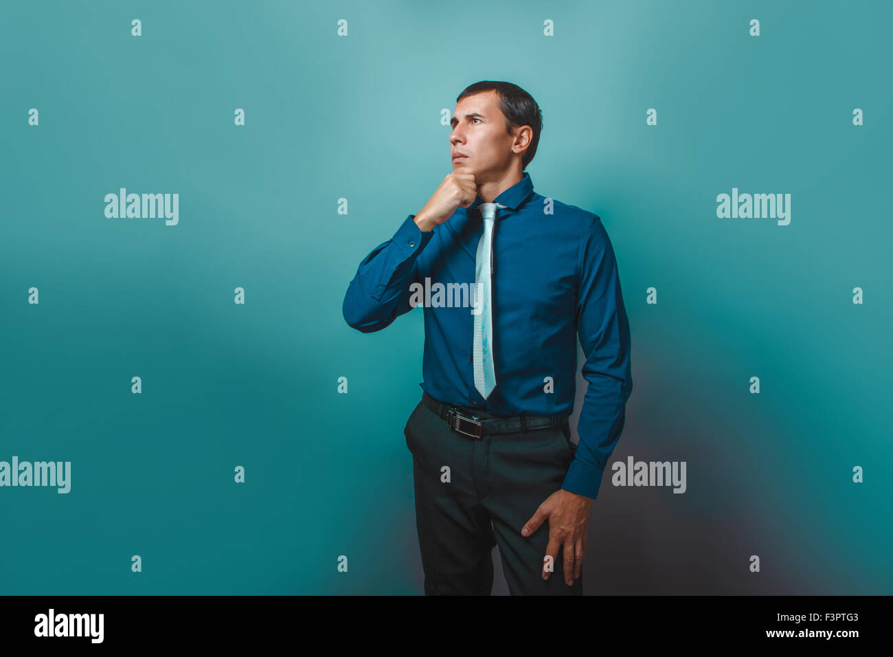 ein Mann der Europäischen Auftritt dreißig Jahren denken Hand auf chi Stockfoto