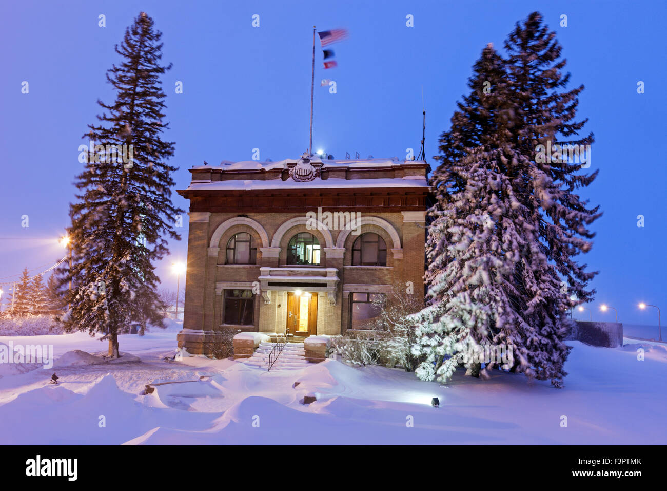 Alte Architektur von Duluth während Schneesturm Stockfoto
