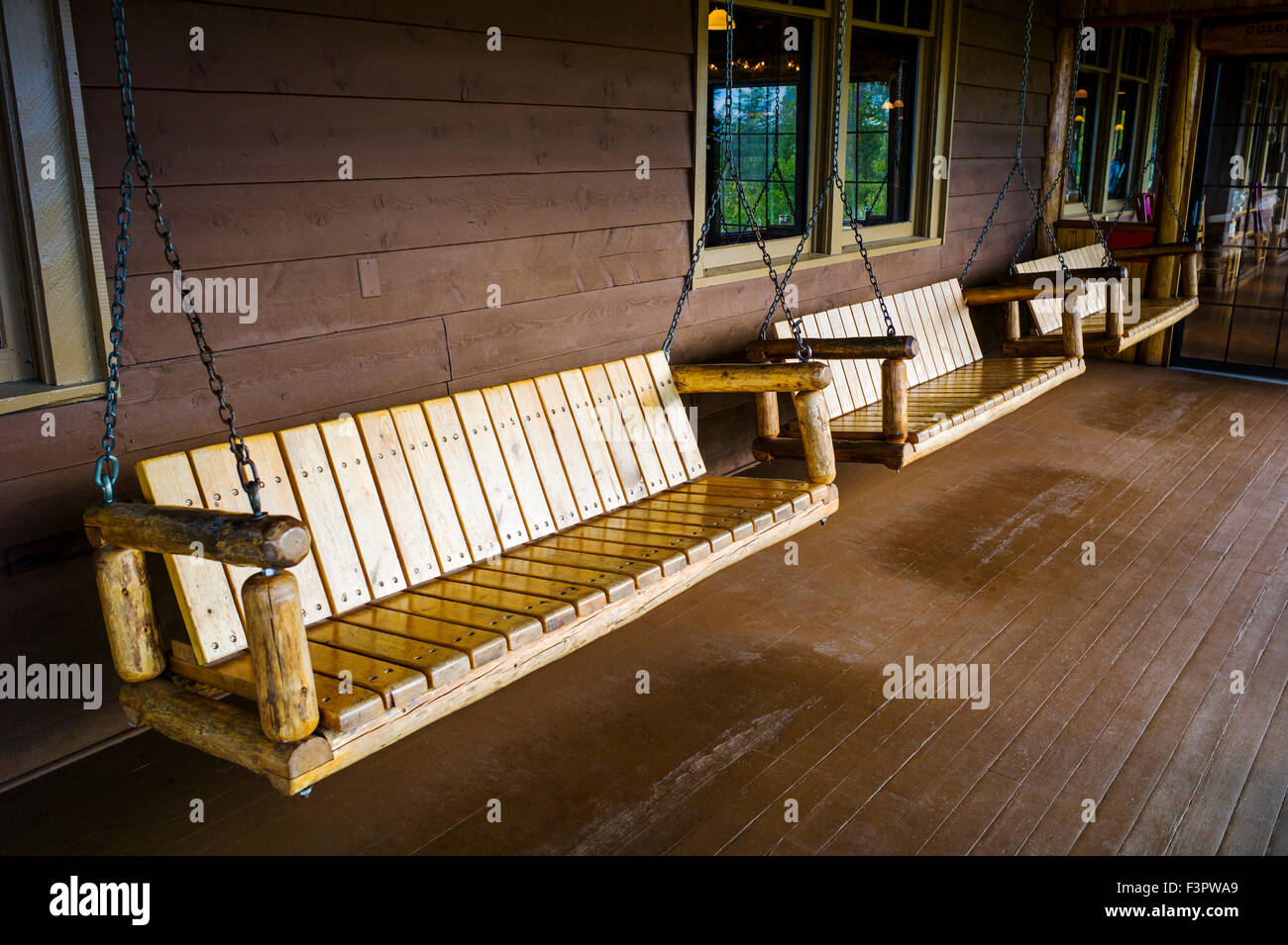 Holzschaukel Sitze auf der Veranda des historischen Grand Lake Lodge; in der Nähe von Rocky Mountain Nationalpark; Colorado; USA Stockfoto