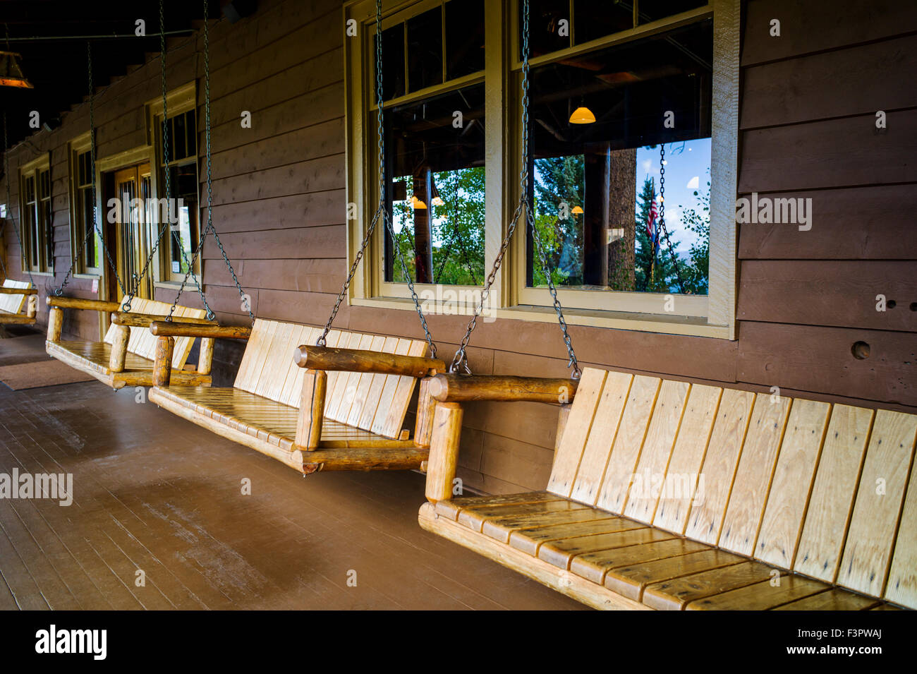 Holzschaukel Sitze auf der Veranda des historischen Grand Lake Lodge; in der Nähe von Rocky Mountain Nationalpark; Colorado; USA Stockfoto