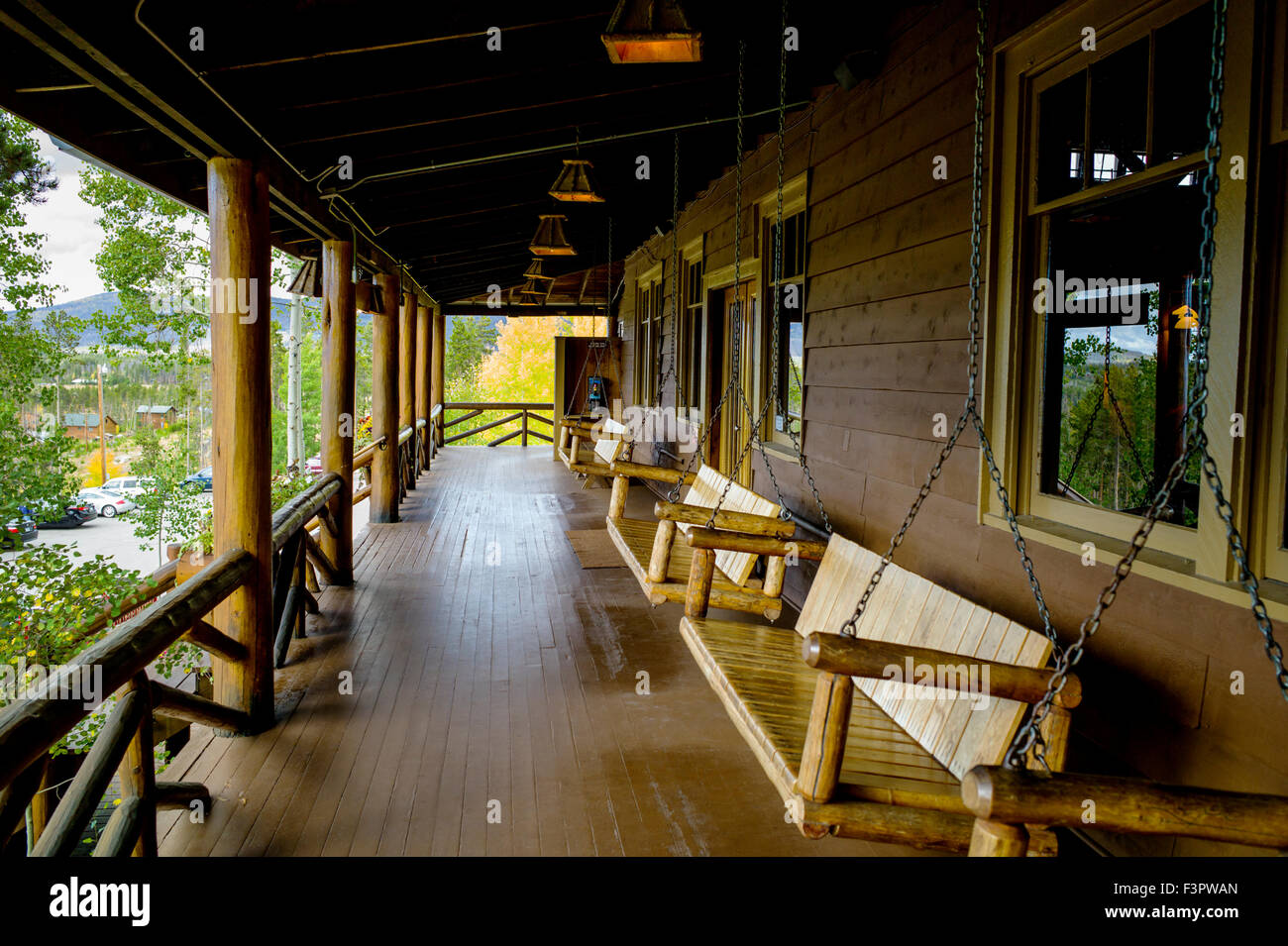Holzschaukel Sitze auf der Veranda des historischen Grand Lake Lodge; in der Nähe von Rocky Mountain Nationalpark; Colorado; USA Stockfoto