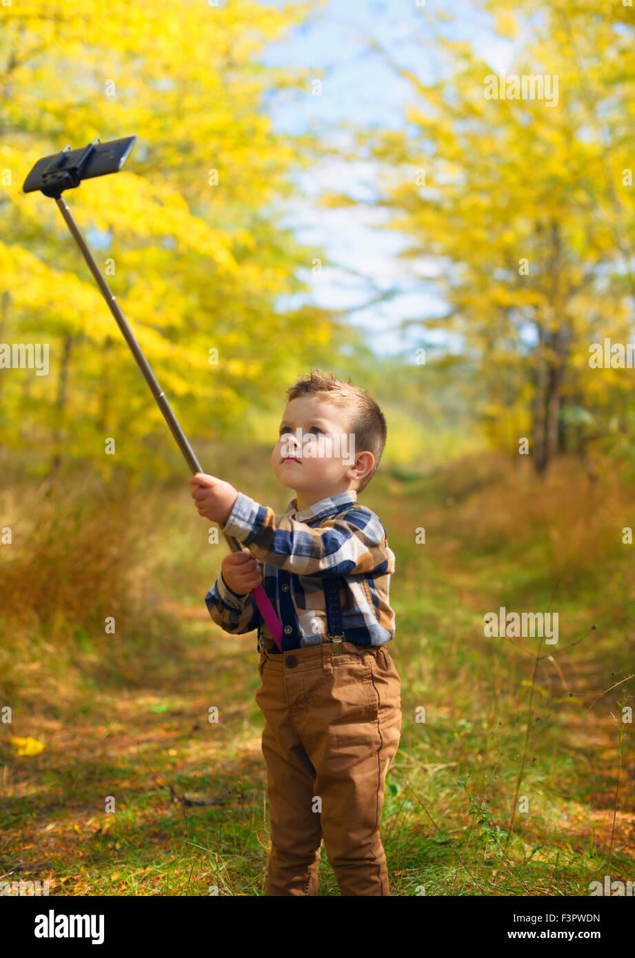 glückliche kleine Junge Selfie Stick Aufnahme Stockfoto