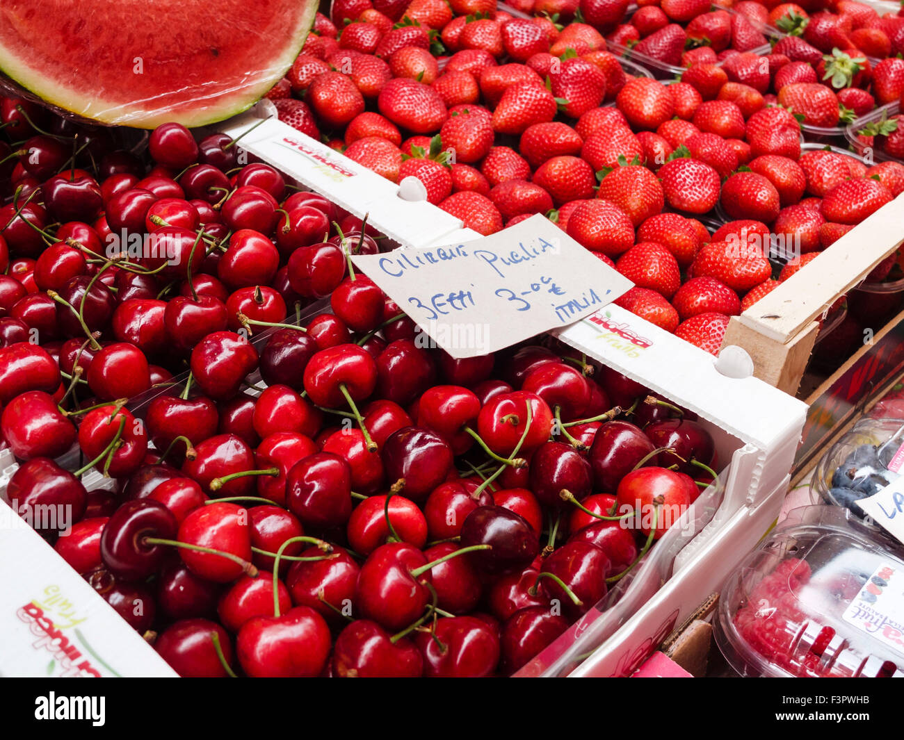Italien, Region Emilia-Romagna Bologna-Markt Lebensmittel Verkäufer. Obst- und Gemüsemarkt. Kirschen aus Apulien, Erdbeeren, Wassermelone. Stockfoto