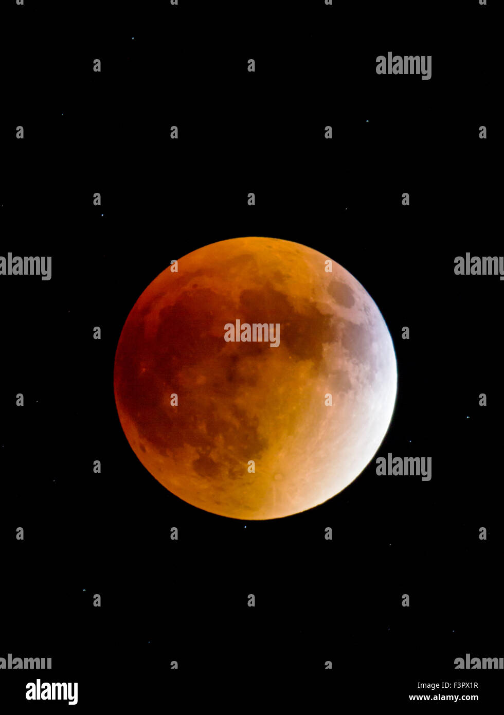 Seltene totale Mondfinsternis Super Vollmond über Rocky Mountains, Salida, Colorado, USA Stockfoto