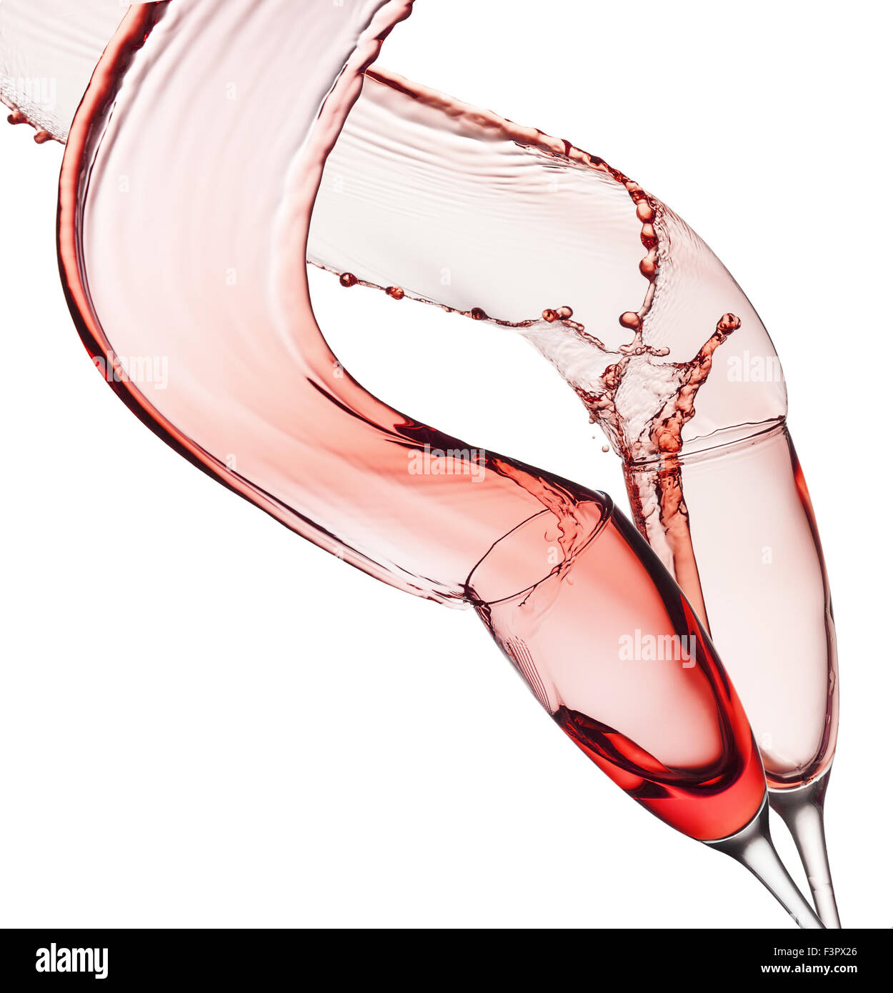 Rotwein spritzt aus Gläsern, die isoliert auf weißem Hintergrund. Stockfoto