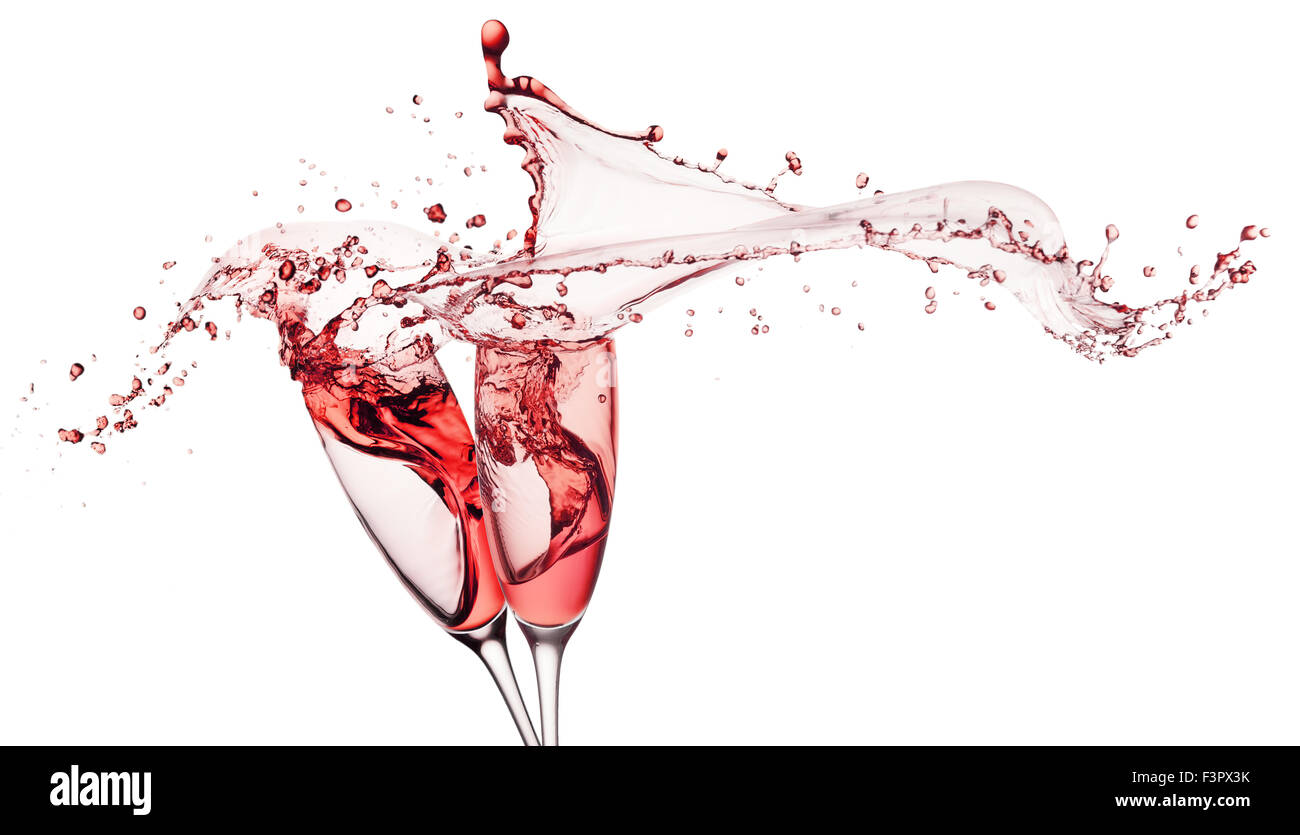 Rotwein spritzt aus Gläsern, die isoliert auf weißem Hintergrund. Stockfoto