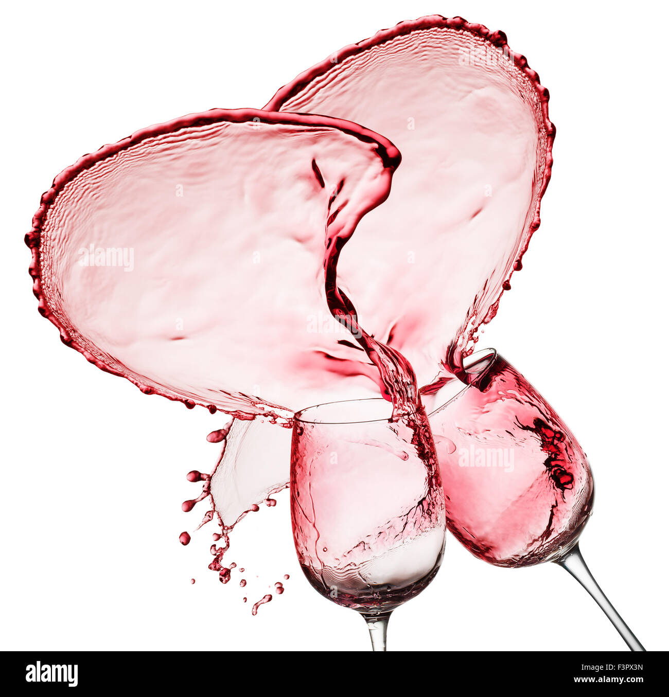 Rotwein spritzt aus zwei Gläser auf dem weißen Hintergrund isoliert. Stockfoto