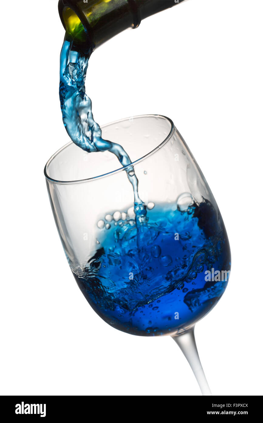 blaue Alkohol trinken ein Glas auf dem weißen Hintergrund isoliert in Gießen. Stockfoto