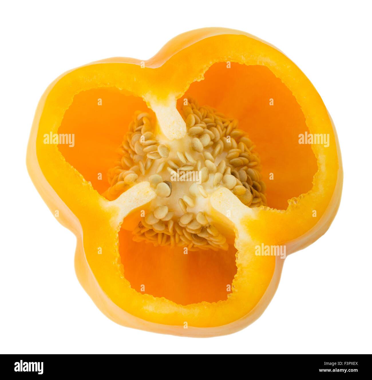 Schneiden Sie gelbe Paprika auf dem weißen Hintergrund isoliert. Stockfoto