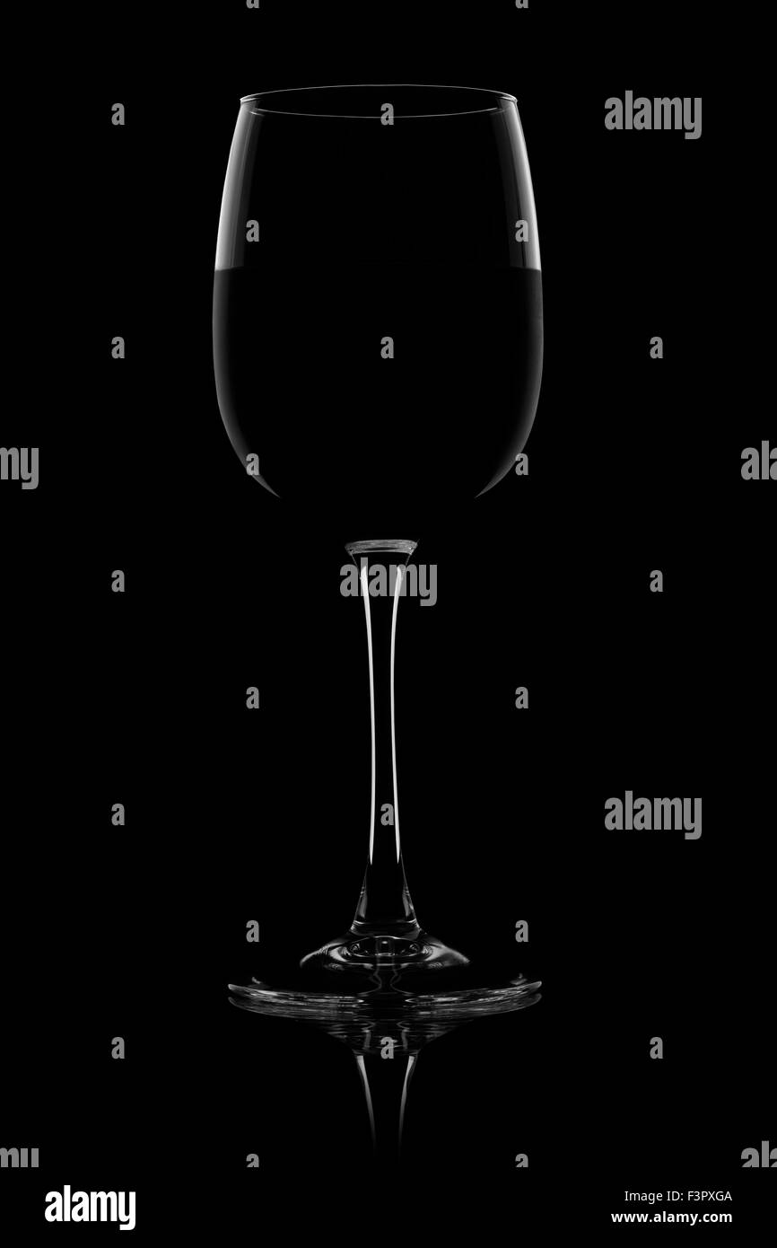 Glas Rotwein auf schwarzem Hintergrund. Stockfoto