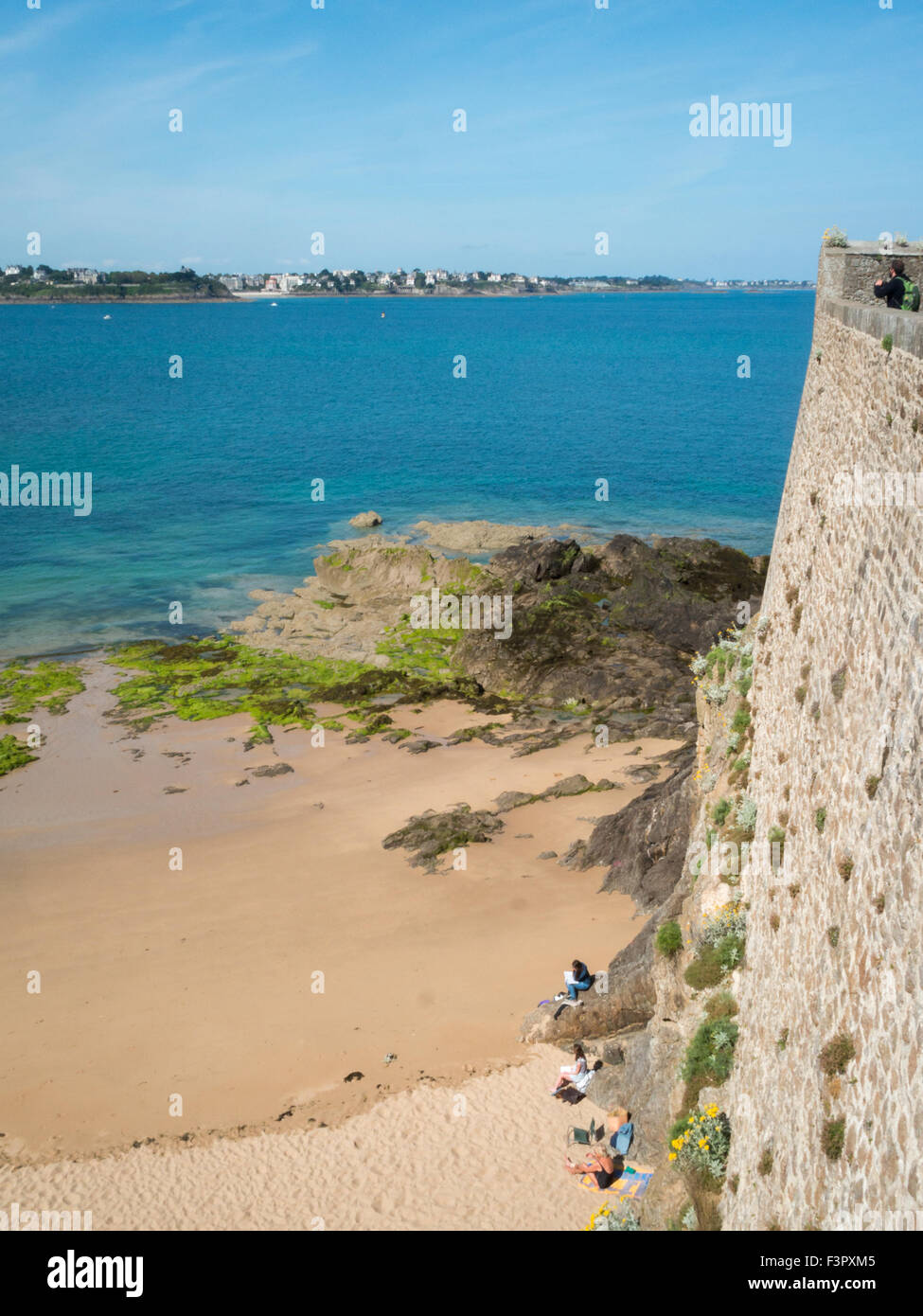 Sonnenbaden am Strand von Saint-Malo Stadtmauer Stockfoto