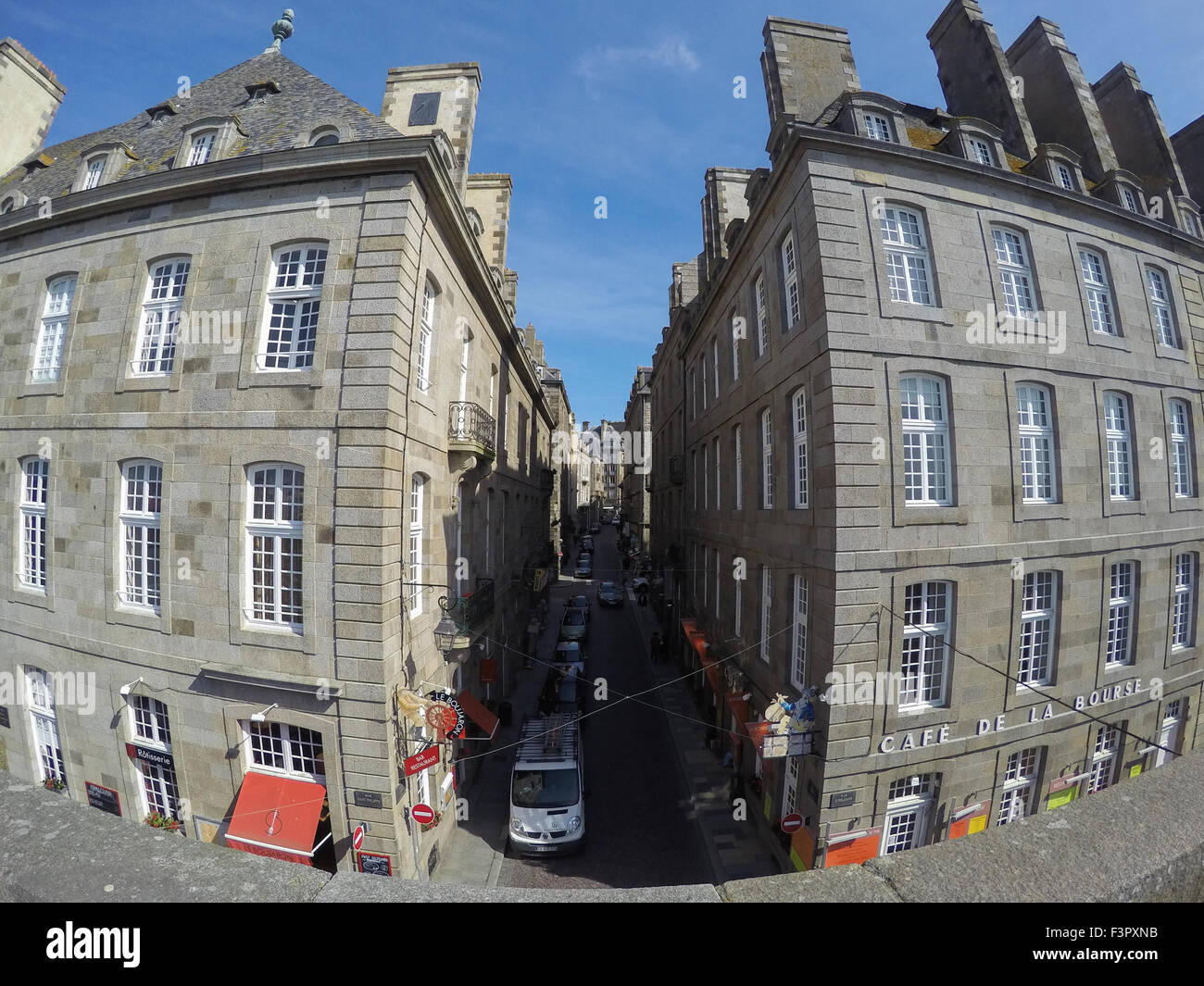 Fisheye Bild der Saint-Malo-Straße zwischen den Häusern der Stadt Stockfoto