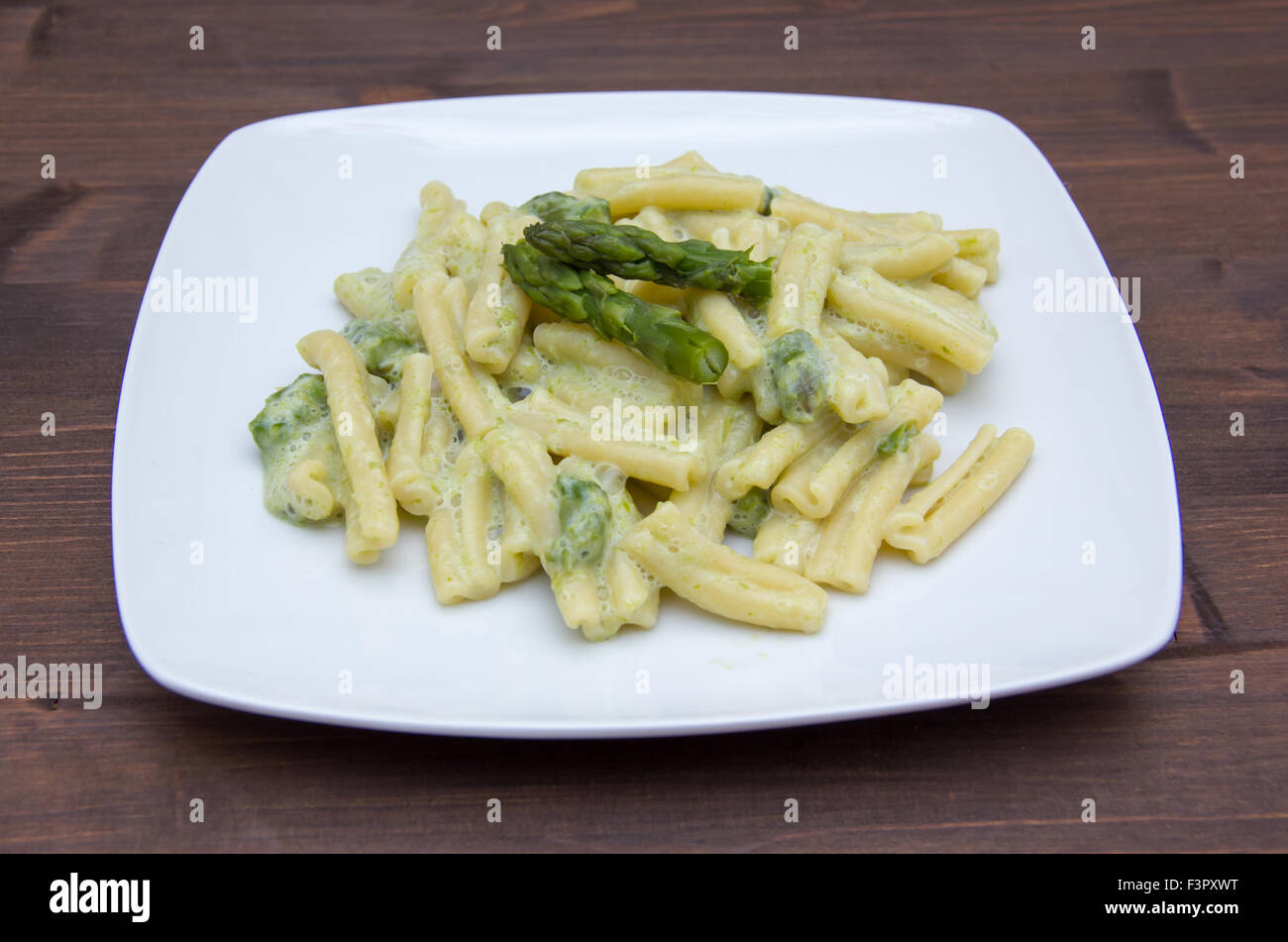 Pasta mit Sahne Spargel auf Holztisch Stockfoto