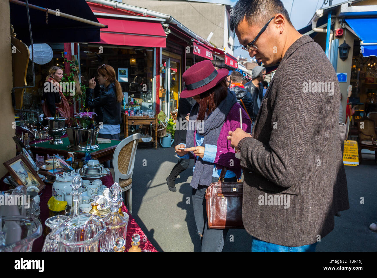 Paris, Frankreich, Europa Chinesisches Touristenpaar, Einkaufen im französischen Flohmarkt, 'les Puces de Paris Saint Ouen', 'Porte de Clignancourt', Antiquitäten, Vintage Markt, Straßenmarkt Paris Stadt tagsüber, ausländische Touristenstände Stockfoto