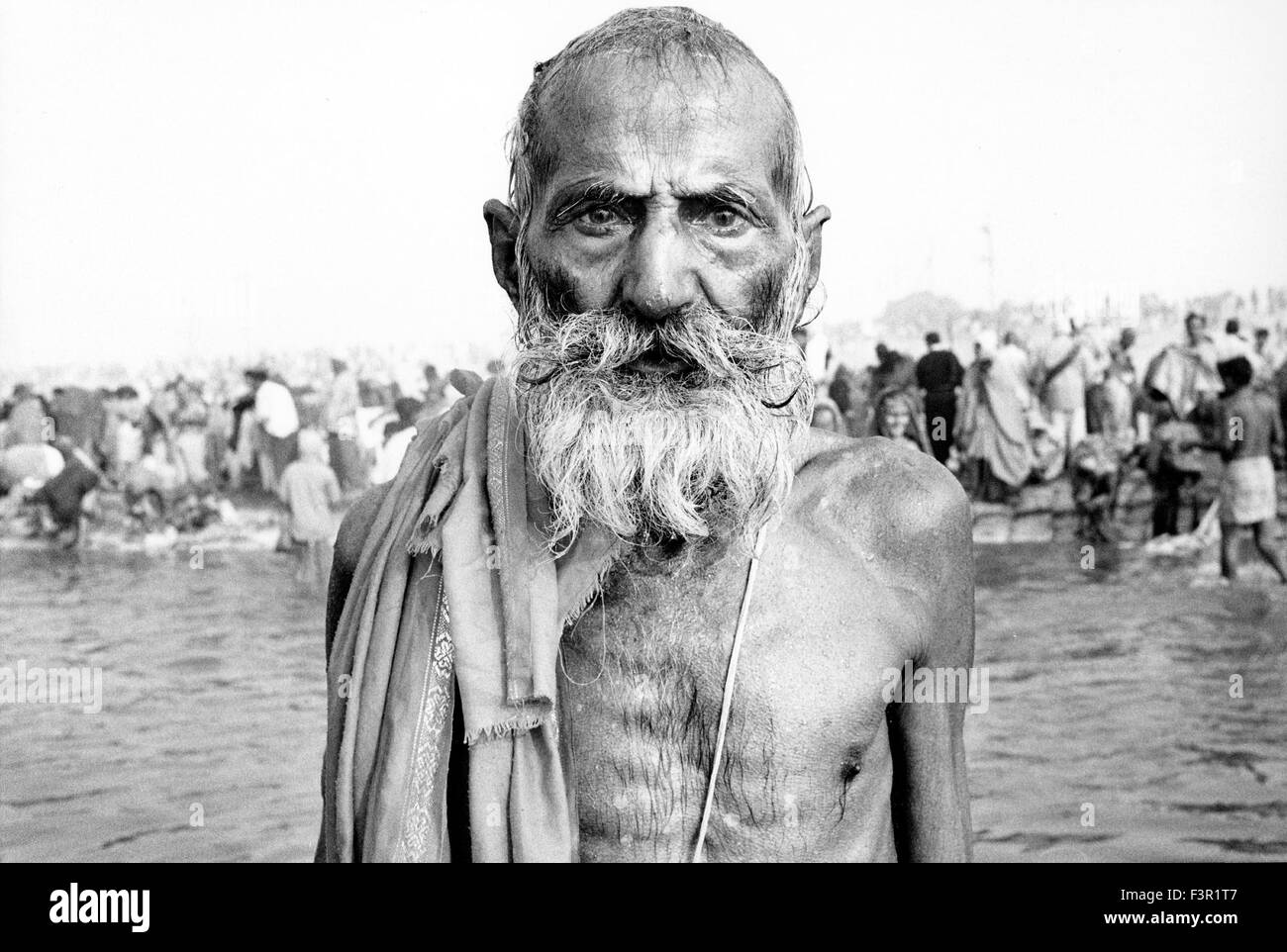 Sadhu heiliger Mann in den Fluss Ganges bei 2001 Kumbh Mela in Allahabad, Indien. Stockfoto