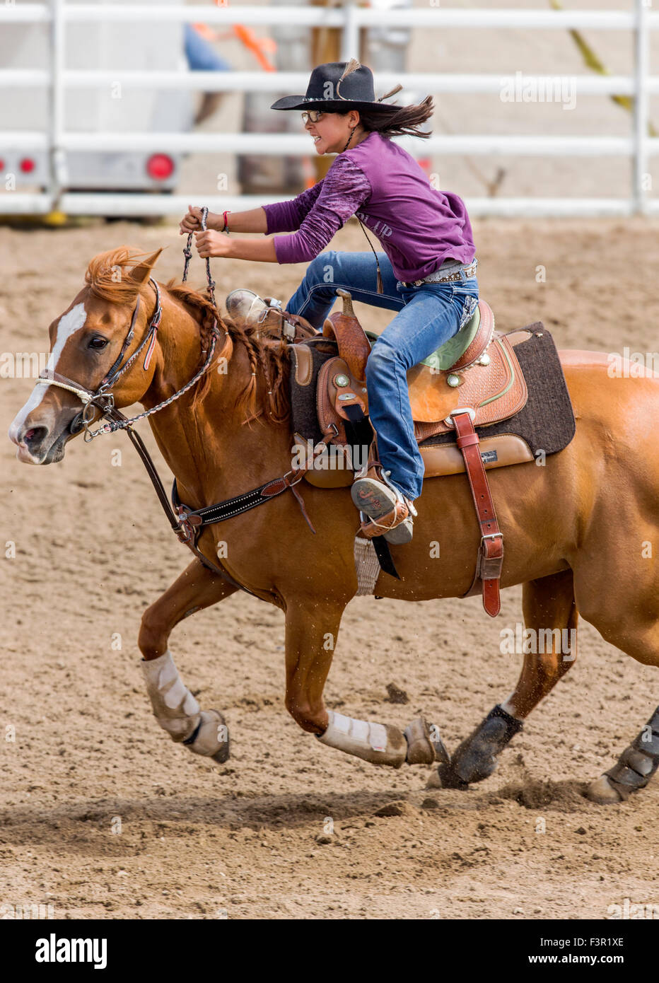 Rodeo Cowgirl auf Reiten im Wettbewerb im Fass Rennveranstaltung, Chaffee County Fair & Rodeo, Salida, Colorado, USA Stockfoto