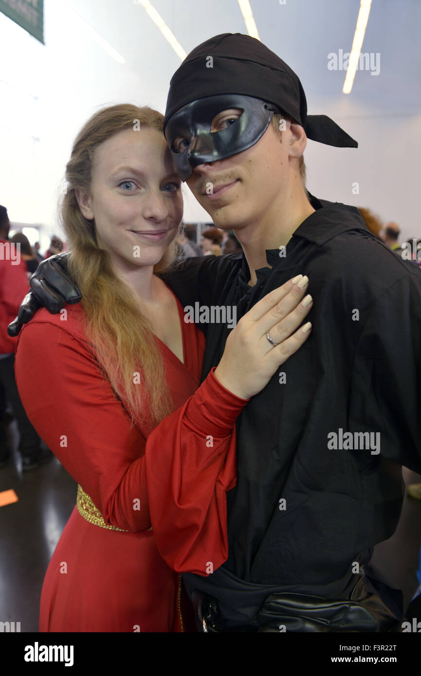 New York City, New York, USA. 10. Oktober 2015. Cosplayer ALANA aus NJ, wer ist Prinzessin Butterblume, und NICK aus New Jersey, der Westley Dread Pirate Roberts ist, sind Darstellung von Zeichen aus der W. Goldman The Princess Bride auf der 10. jährlichen New York Comic Con NYCC 2015 soll die größte aller Zeiten, mit mehr als 160.000 Besucher während der 4 Tage ReedPOP, vom 8. Oktober bis zum 11. Oktober sein , im Javits Center in Manhattan © Ann Parry/ZUMA Draht/Alamy Live-Nachrichten Stockfoto