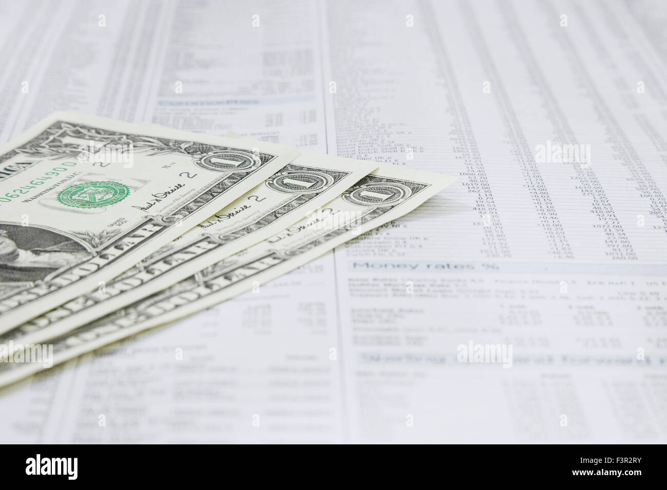 Amerikanische Dollar Bank beachten Sie Nachrichten Papier Börse finanzielle Seite mit Aktien und Anteile Stockfoto