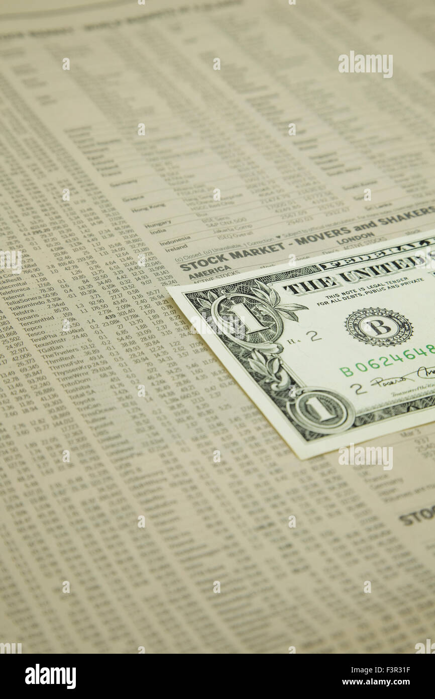 News-Papier Börse finanzielle Seite zeigen, Aktien und Anteile mit ein-Dollar-Banknote Stockfoto