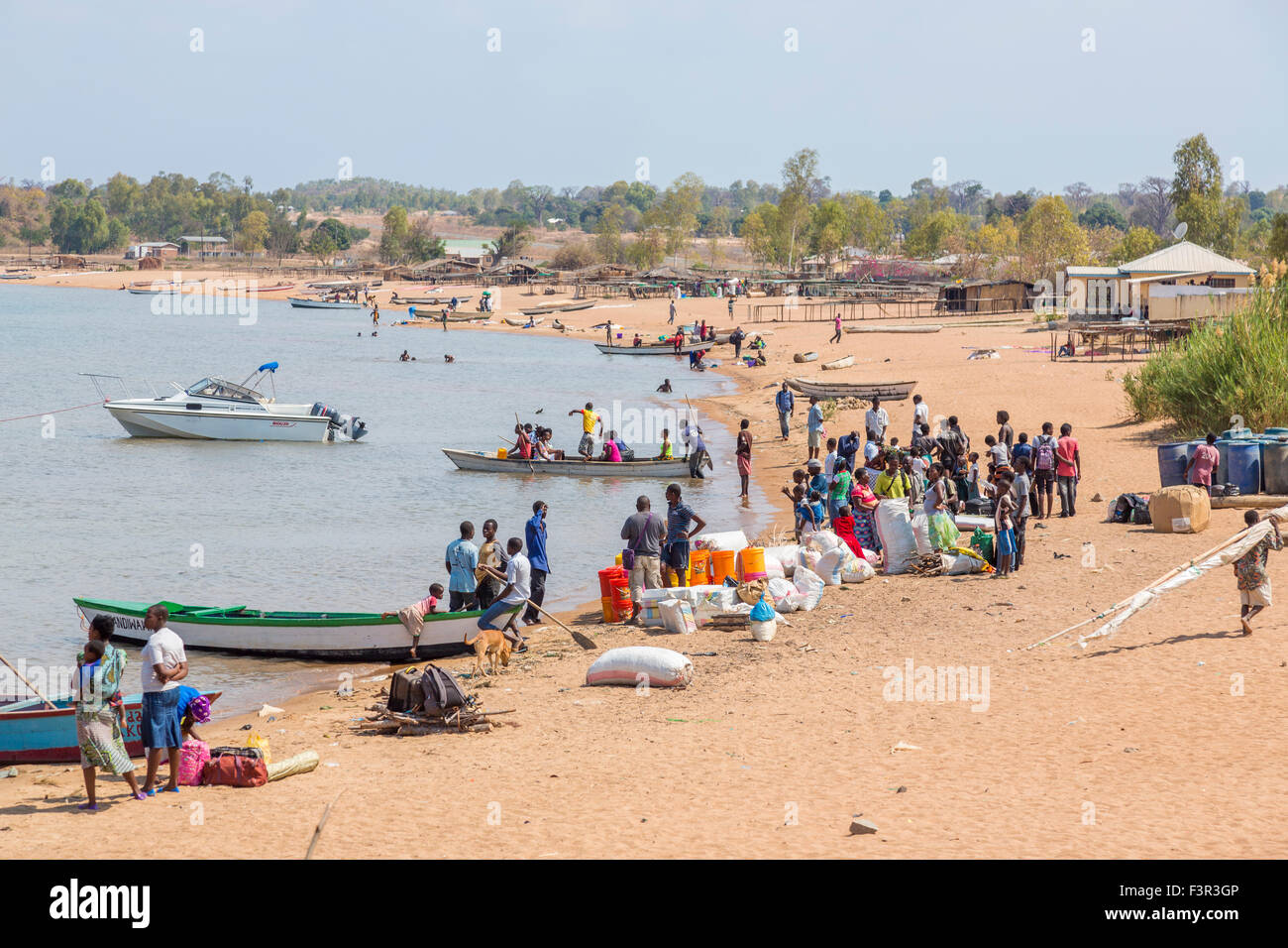 Malawische Lebensstil: einheimische warten am Ilala Fährhafen für die Überfahrt nach Likoma Insel, Lake Malawi, Malawi, Mosambik, Süd-Ost-Afrika Stockfoto
