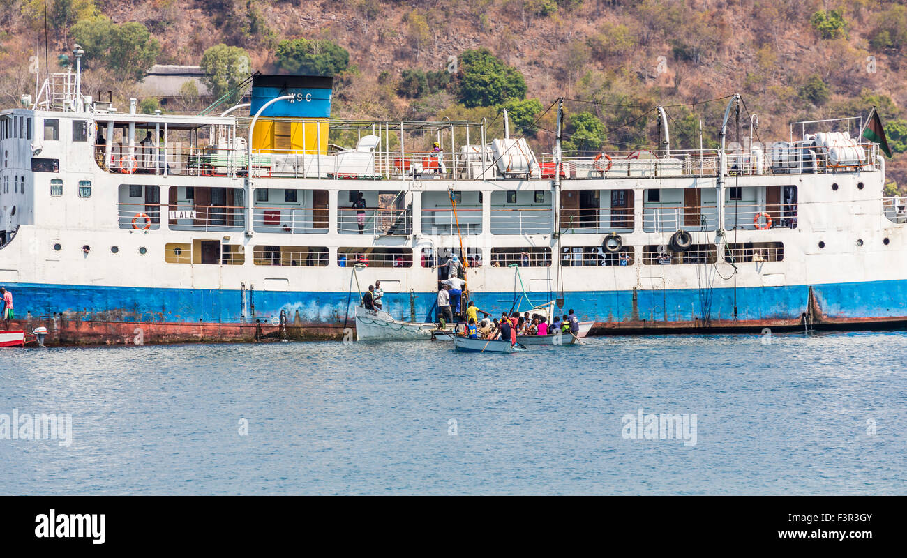 Malawische Lebensstil: einheimische einsteigen in die Fähre nach Mosambik, Bretterbuden Fährhafen, Likoma Island, Lake Malawi, Malawi, Süd-Ost-Afrika Stockfoto