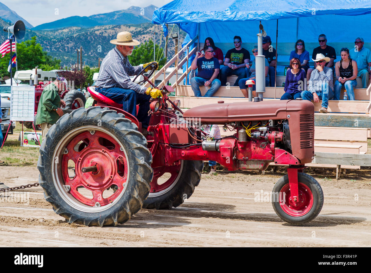 Rancher fahren antiken Traktor, antike Traktor ziehen Ereignis, Chaffee County Fair & Rodeo, Salida, Colorado, USA Stockfoto
