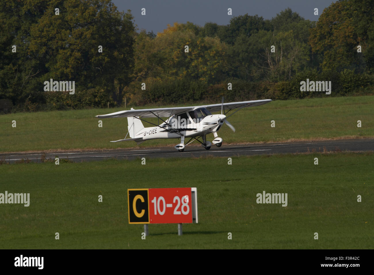 Einzigen motorisierten Leichtflugzeug ausziehen aus Wolverhampton Halfpenny grüner Flughafen. UK Stockfoto