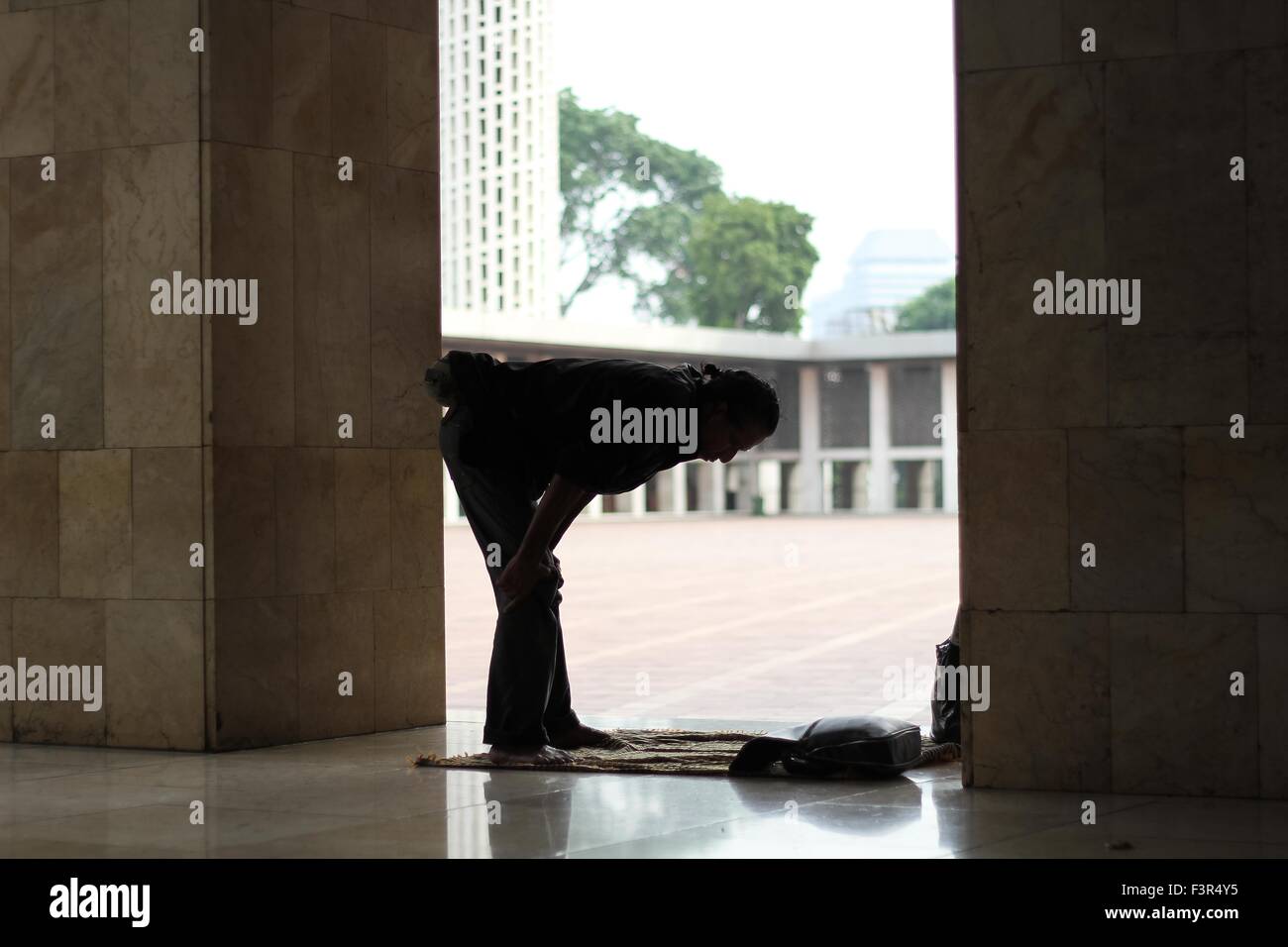 Jakarta, Indonesien. 9. Oktober 2015. Ein indonesischer Mann betet zu Gott Istiqlal Moschee. Istiqlal Moschee in Jakarta ist die größte Moschee in Südostasien, passend zu seiner Lage in das größte muslimische Land der Welt gemessen an der Bevölkerungszahl. © Garry Andrew Lotulung/Pacific Press/Alamy Live-Nachrichten Stockfoto