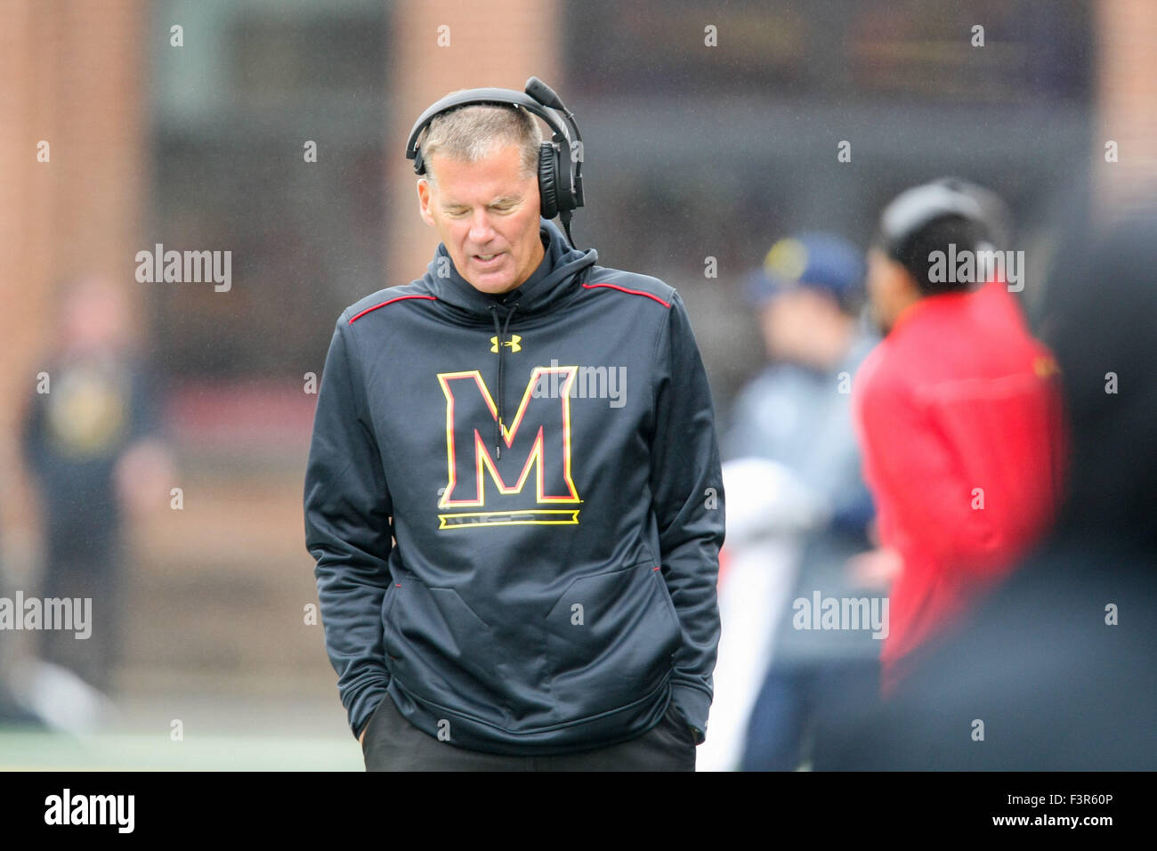 College Park, MD, USA. 3. Oktober 2015. Maryland Terrapins Kopf Trainer Randy Edsall an der Seitenlinie während der NCAA Football-Spiel zwischen Maryland Terrapins und der Michigan Stadium Byrd in College Park MD. Kenia Allen/CSM/Alamy Live-Nachrichten Stockfoto