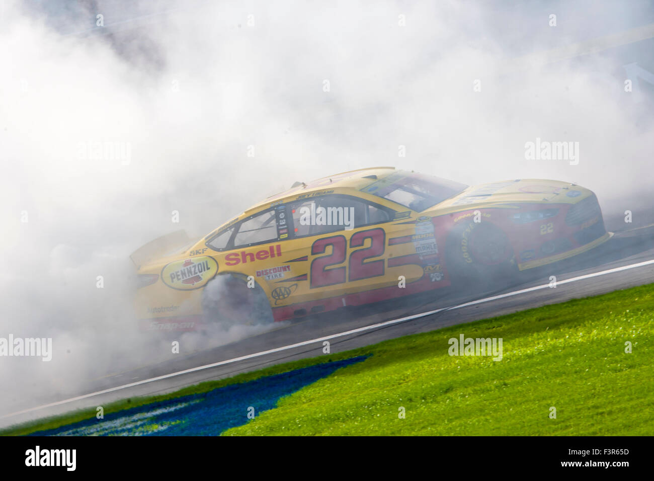 Concord, NC, USA. 11. Oktober 2015. Concord, NC - 11. Oktober 2015: Joey Logano (22) feiert mit einem Burnout nach dem Gewinn der Bank of America 500 auf dem Charlotte Motor Speedway in Concord, North Carolina. Bildnachweis: Csm/Alamy Live-Nachrichten Stockfoto