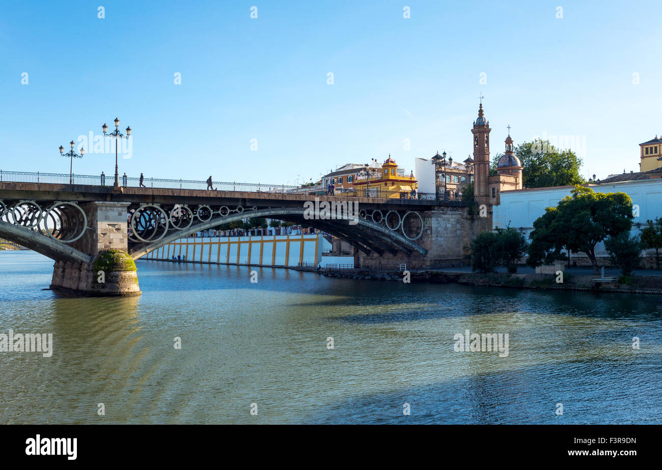 Spanien, Andalusien, Sevilla, Isabel II Brücke auf dem Fluss Guadalquivir Stockfoto