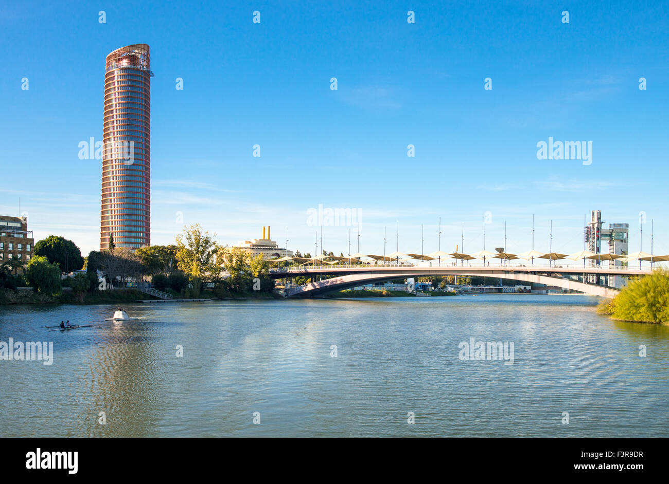 Spanien, Andalusien, Sevilla, Blick auf die Expo 92 aus dem Fluss Guadalquivir Stockfoto