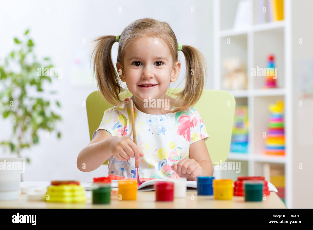 Kind Mädchen mit bunten Farben malen Stockfoto
