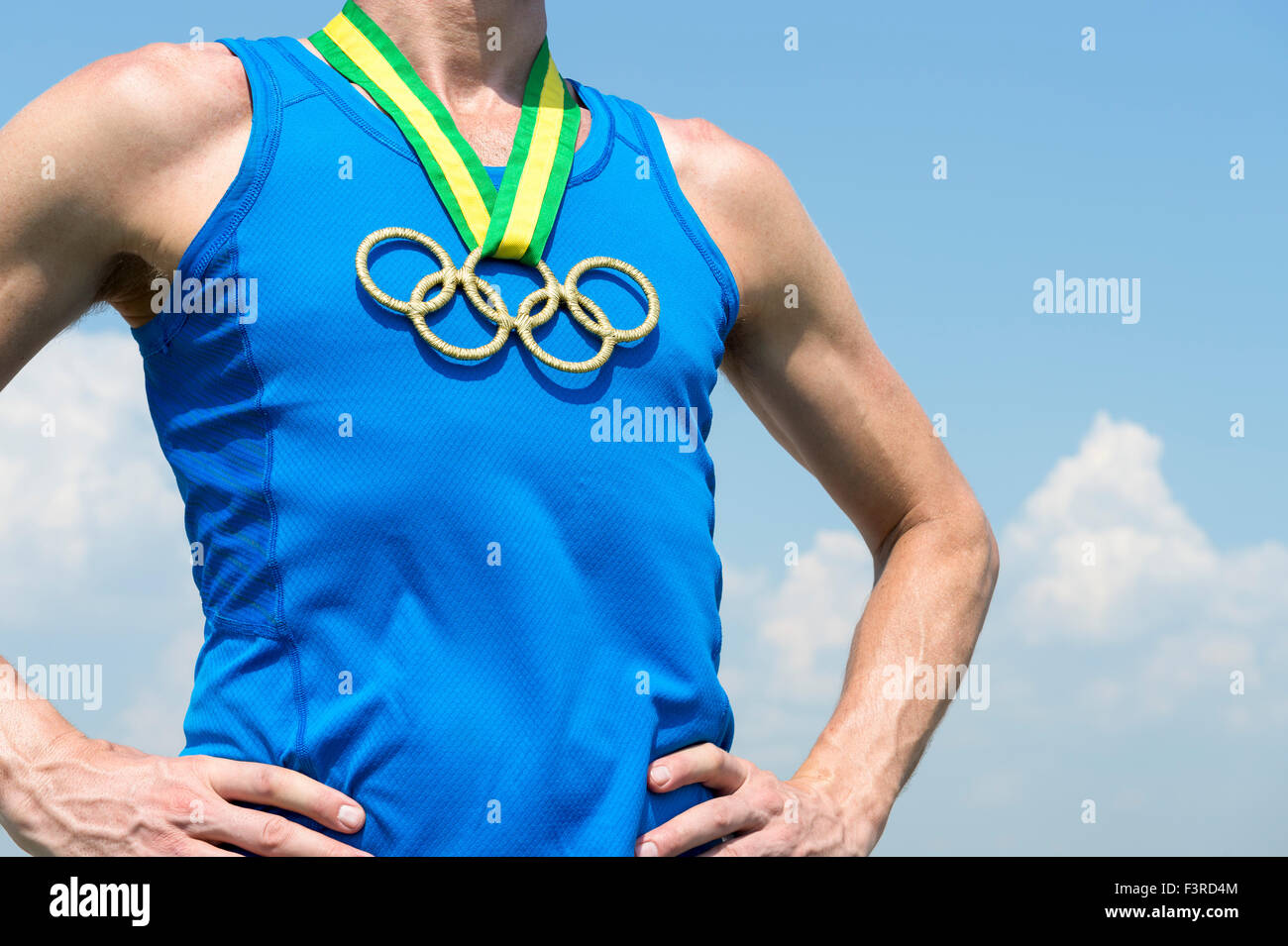 RIO DE JANEIRO, Brasilien - 4. Februar 2015: Olympische Ringe gold Medaille von Brasilien Farbband auf der Brust eines Athleten hängt. Stockfoto