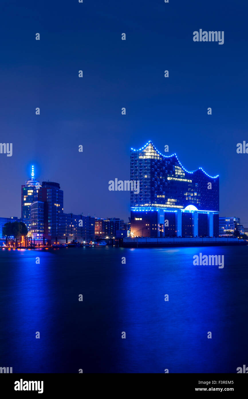 Elbphilharmonie bei Dämmerung, HafenCity, Hamburg, Germany Stockfoto