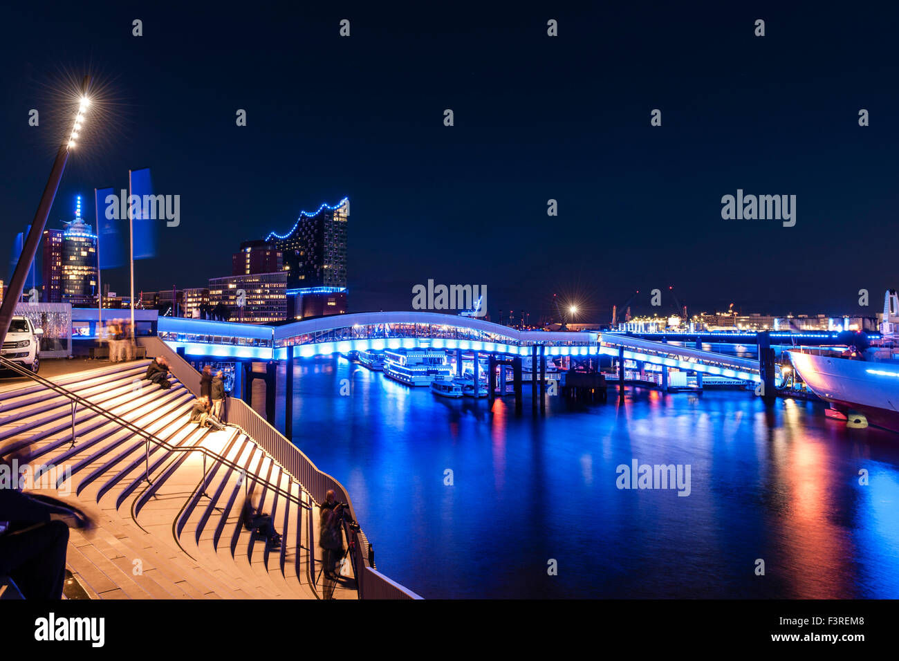 Yachthafen der Stadt in der Abenddämmerung, Hamburg, Deutschland Stockfoto