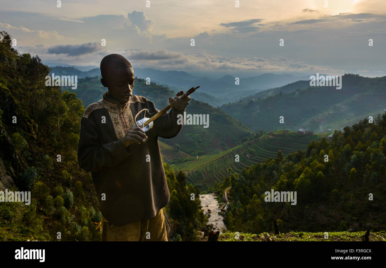 Junge spielt auf improvisierte Musikinstrument, westlichen Ruanda, Afrika Stockfoto