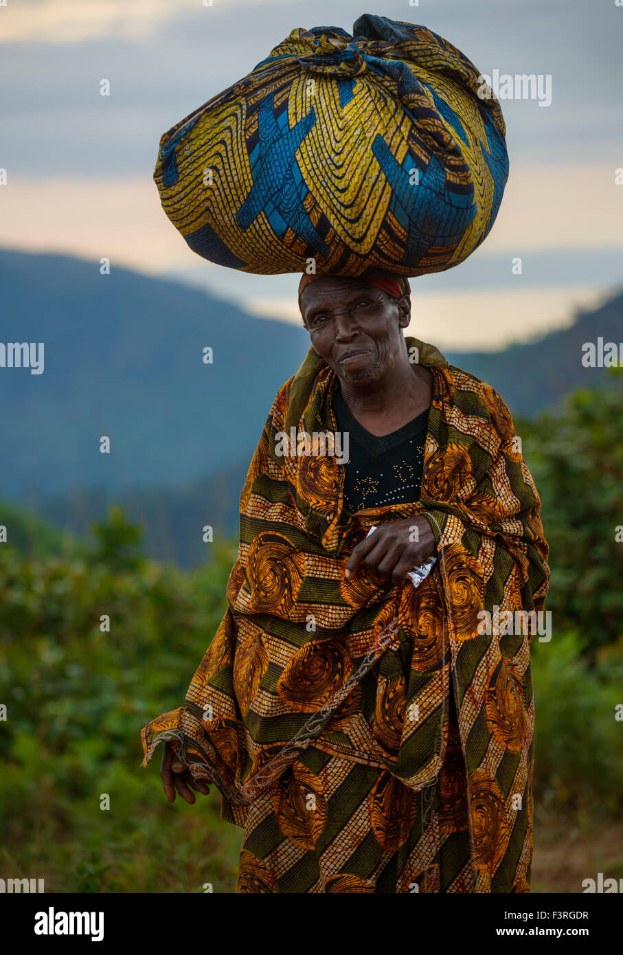 Frau mit Tracht, Burundi, Afrika Stockfoto