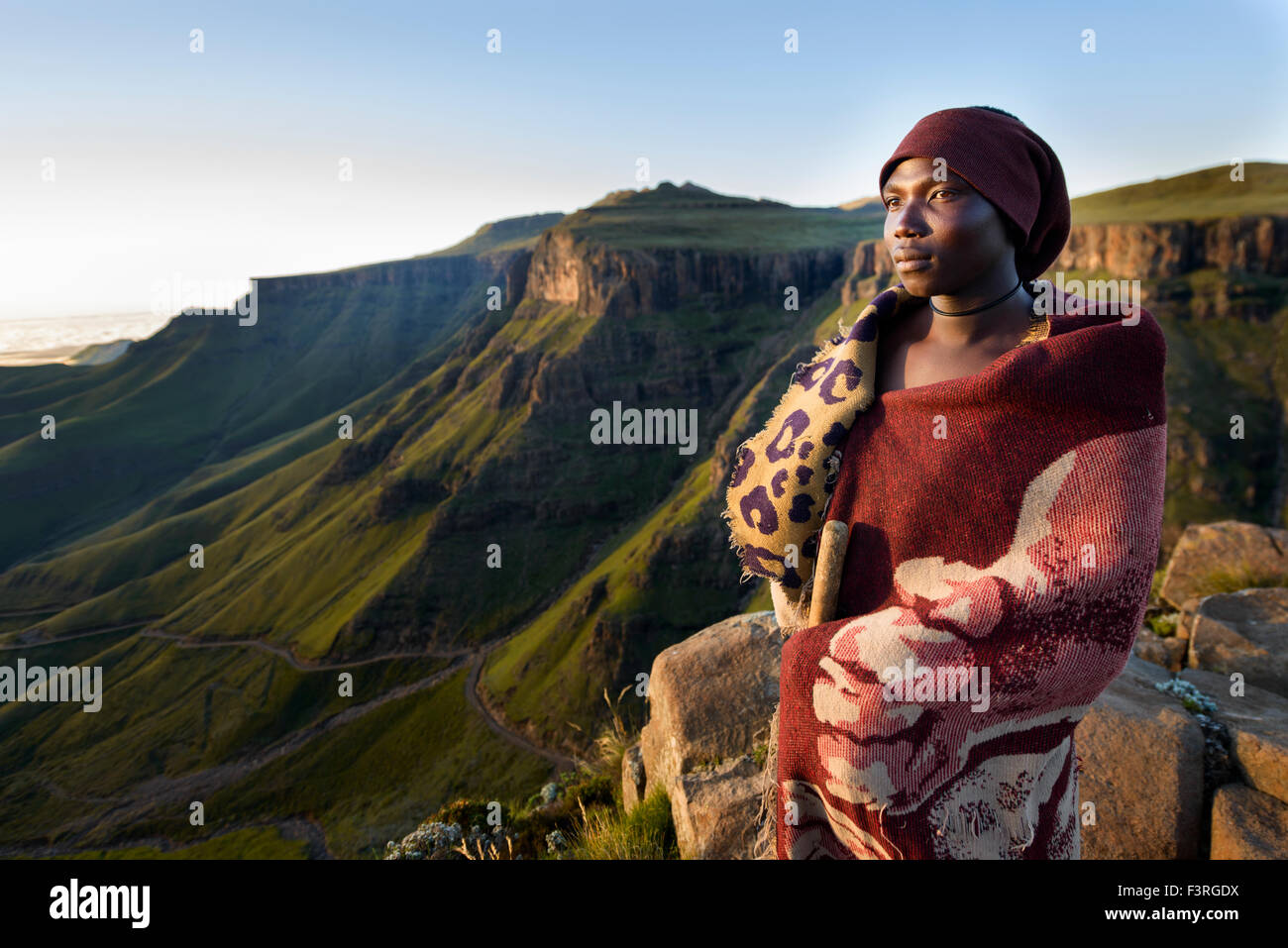 Basotho-Hirte mit Blick auf Sani Pass, Drakensberge Range, Lesotho, Afrika Stockfoto