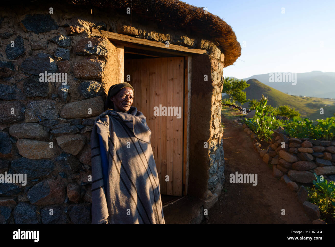 Basotho-Hirte in traditionellen Behausung, Lesotho, Afrika Stockfoto