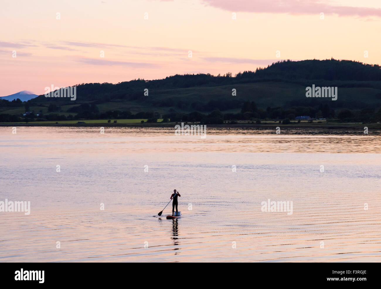 Paddel-Boarder auf Loch Crerans, Argyll & Bute, Schottland Stockfoto