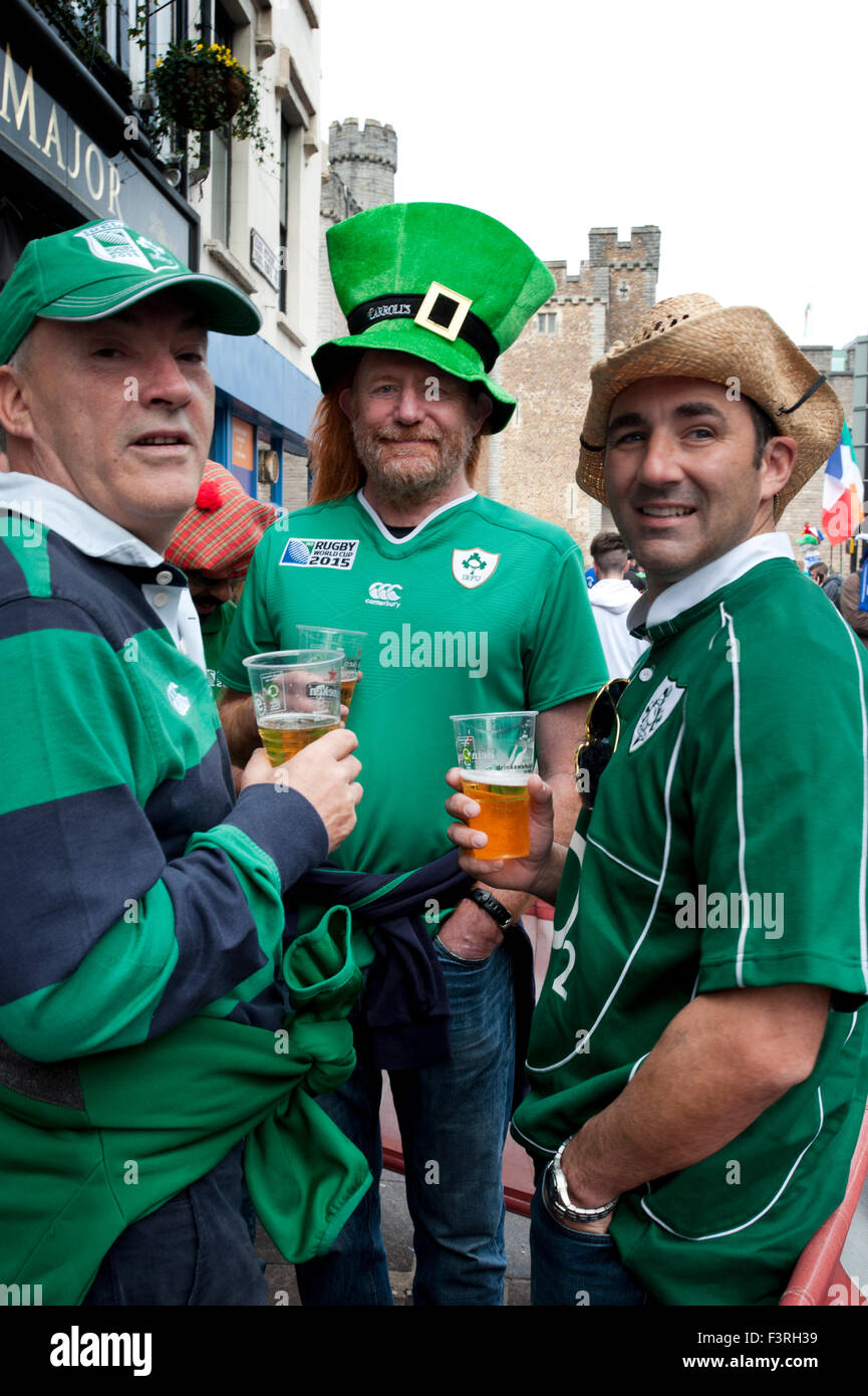 Cardiff, Wales, UK. 11. Oktober 2015. Unterstützer gereist, um das Millennium Stadium in Cardiff auf ihren jeweiligen Ländern jubeln. Die Atmosphäre von den Nationen-Fans wurde elektrisch. Bildnachweis: roger tiley/Alamy Live-Nachrichten Stockfoto