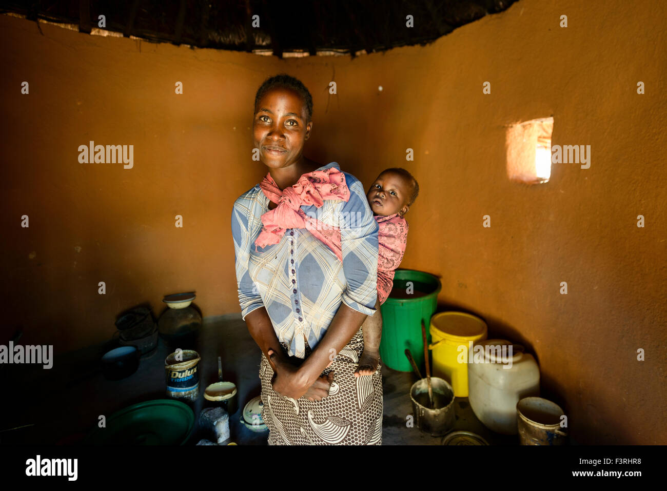 Frau mit Baby im traditionellen Behausung, Sambia, Afrika Stockfoto