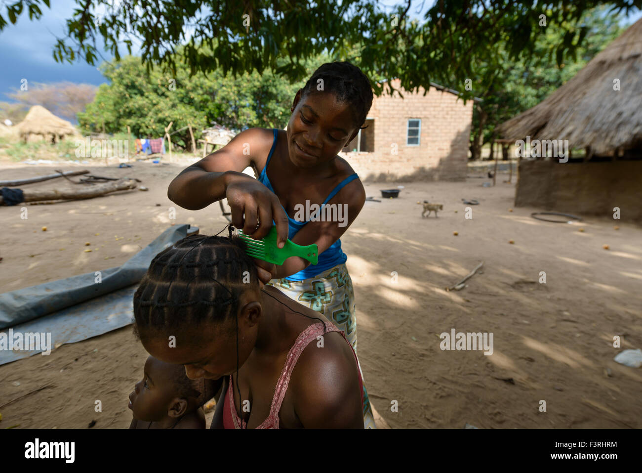 Traditionelle Friseur in einem Dorf, Sambia, Afrika Stockfoto