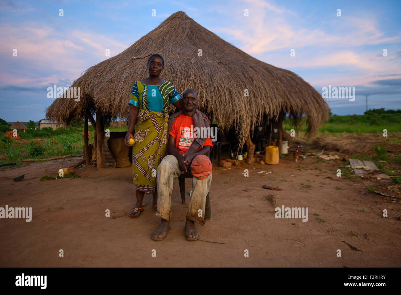 Paar vor einer strohgedeckten Hütte, Mosambik, Afrika Stockfoto